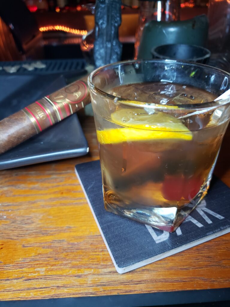 Old Fashioned and Oliva Serie V Melanio cigar